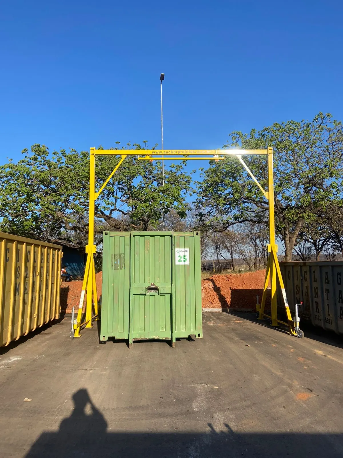 Pórtico de içamento móvel amarelo fabricado pela Anchor operando com container