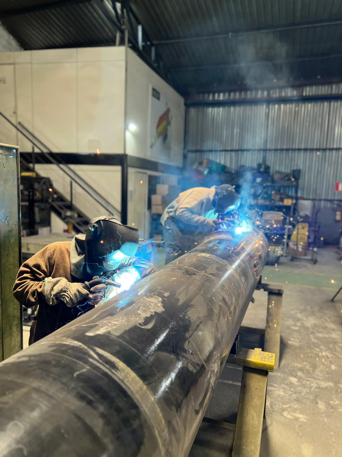 Soldador executando fabricação de estrutura metálica na base da Anchor em Belo Horizonte