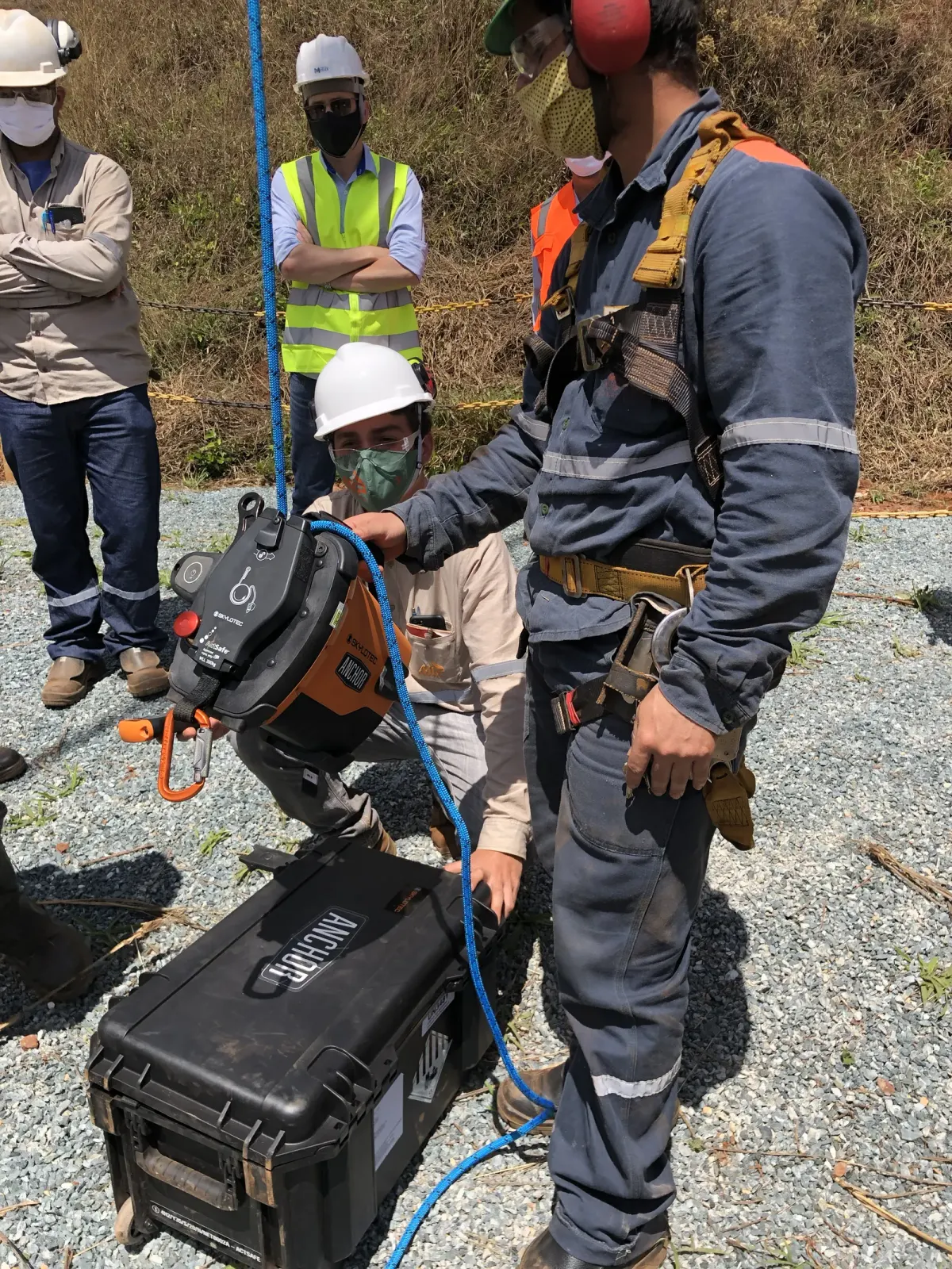 Técnicos manuseando resgatador Skylotec ACX durante operação em campo com EPIs