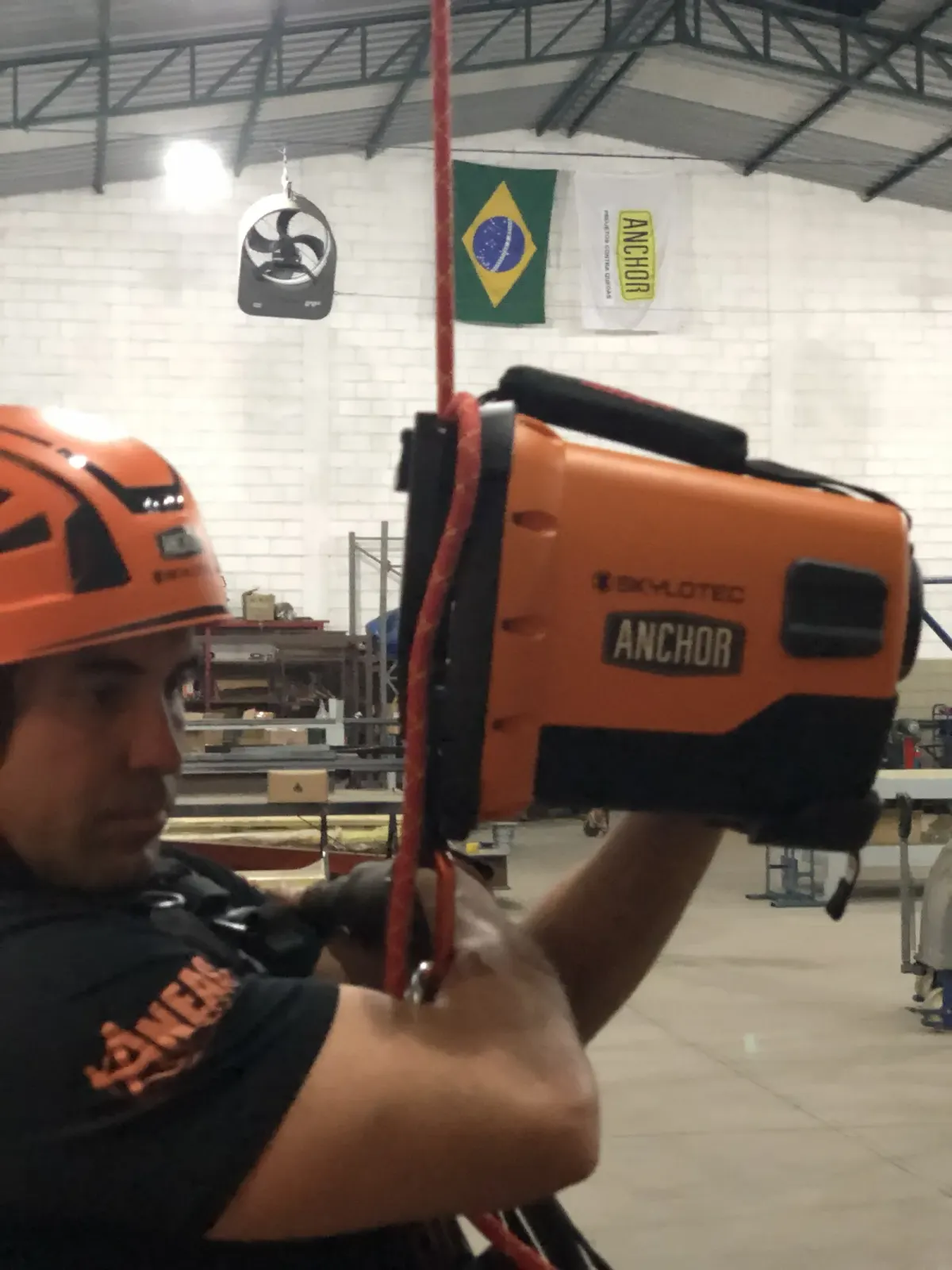 Resgatador Skylotec ACX com identificação Anchor no centro de manutenção