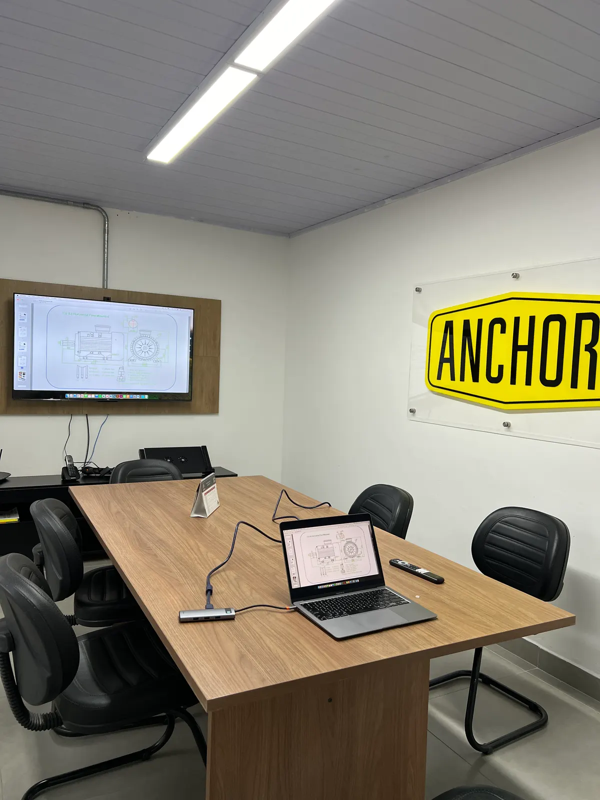 Escritório de engenharia da Anchor em Belo Horizonte com logotipo na parede