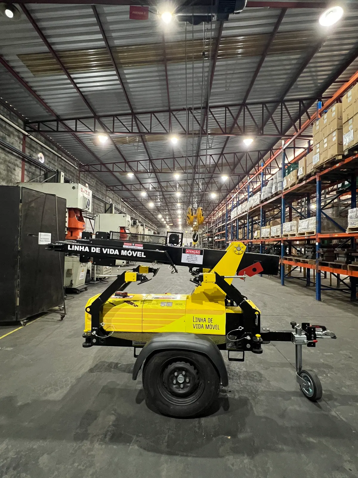Linha de vida móvel AMX em operação dentro de galpão logístico