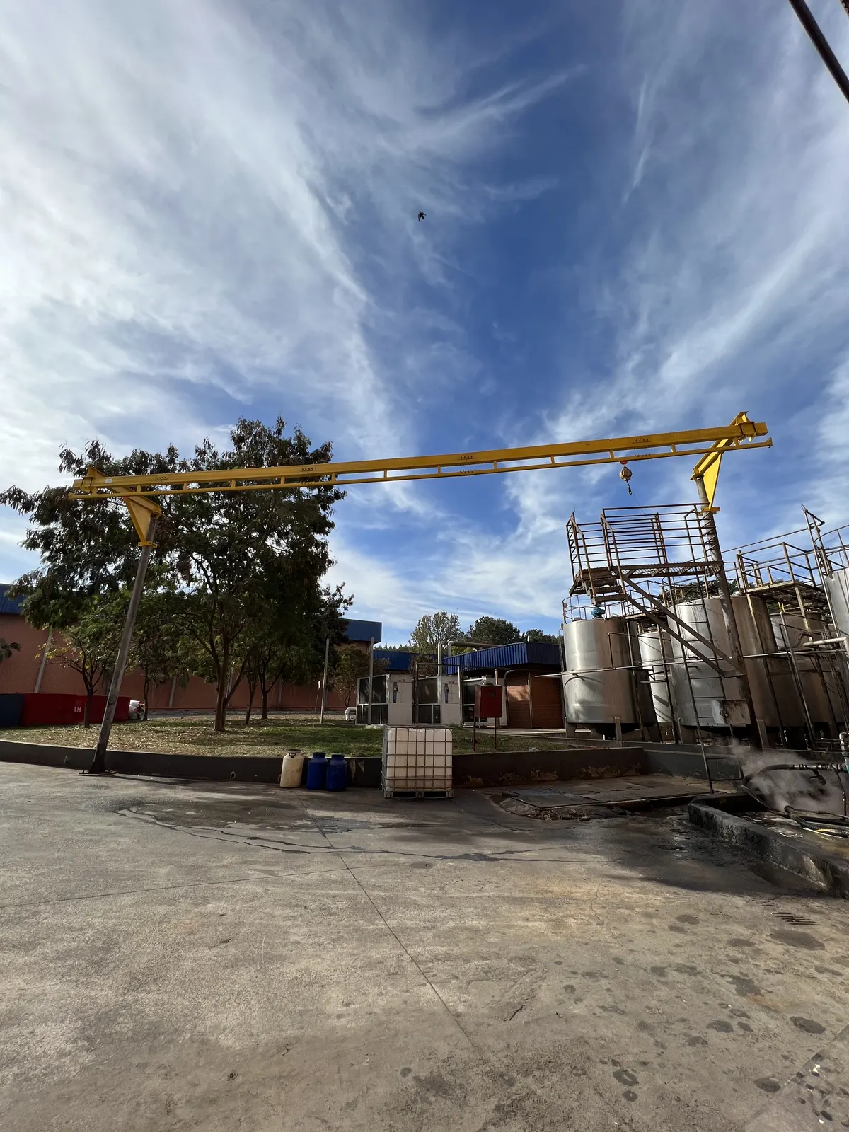 Linha de vida em trilho rígido de base fixa em área externa industrial